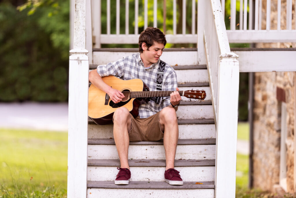 high school senior photography, boy senior photo with guitar